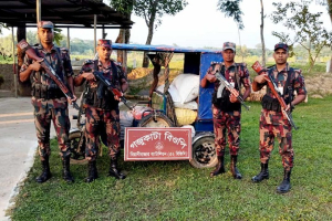 বিয়ানীবাজার সীমান্তে ভারতীয় পেঁয়াজসহ অটোরিক্সা আটক করেছে ৫২ বিজিবি