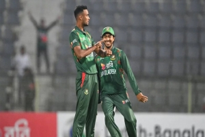 শরিফুল-তাসকিনের বোলিং তোপে চাপে শ্রীলঙ্কা 