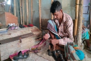 জুতা সেলাই করে আর সংসার চলে না মুচিদের
