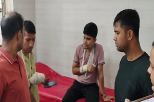 আসামি ধরতে অ*ভিযানে র ক্তা ক্ত পুলিশ, হাসপাতালে ৪ জন আসামি ধরতে অ*ভিযানে র ক্তা ক্ত পুলিশ, হাসপাতালে ৪ জন