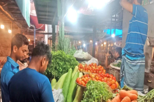 রাজধানীতে সবজির বাজারে স্বস্তি নেই