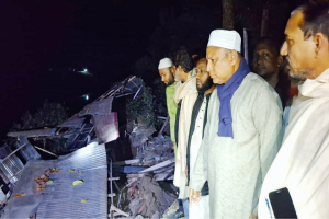 গোলাপগঞ্জে কুশিয়ারার ভাঙন মধ্যরাতে ক্ষতিগ্রস্তদের পাশে এমপি এমরান চৌধুরী