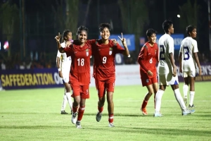 সাফের দৌড়ে দুর্বার বাংলাদেশ, শিরোপার কাছে মেয়েরা