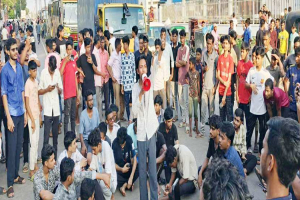 শিক্ষা উপদেষ্টার প দ ত্যা গ দাবিতে সিলেটে শিক্ষার্থীদের সড়ক অ ব রো ধ