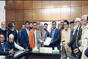 হাকিম চৌধুরীকে সাথে নিয়ে  মনোনয়পত্র জমা  দিলেন আরিফুল হক চৌধুরী