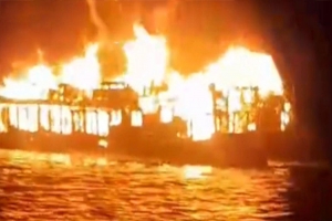 টাঙ্গুয়ার হাওরে পর্যটকবাহী নৌকায় আ গু ন