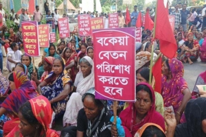 প্রশাসনের আশ্বাসে অ ব রো ধ তুলে নিলেন চা শ্রমিকরা, বি ক্ষো ভ অব্যাহত 