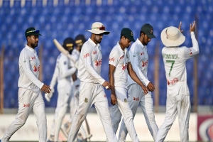 তিন জনে মিলে অবিশ্বাস্য ক্যাচ মিস 