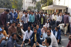 আ ন্দো ল নে অনড় থাকার ফল: ১৪ সচিবালয় কর্মচারী সাময়িক বরখাস্ত
