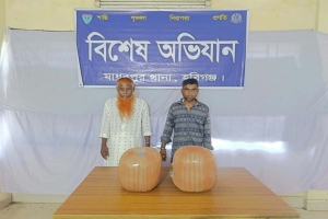 পুরাতন কম্বলের আড়ালে ১০ কেজি গাঁ/জা, আ/টক ২ পুরাতন কম্বলের আড়ালে ১০ কেজি গাঁ/জা, আ/টক ২