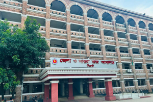 স্বামী খালাস পাওয়ায় আদালত চত্বরে স্ত্রীর হা ম লা