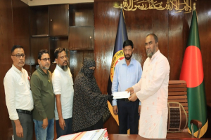 দুই সিসিক কর্মীর পরিবারকে ৮ লাখ টাকা করে অনুদান প্রদান দুই সিসিক কর্মীর পরিবারকে ৮ লাখ টাকা করে অনুদান প্রদান