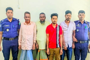 ভোলাগঞ্জে পাথর ব্যবসায়ীর বাড়ি থেকে অ*স্ত্র ও ভারতীয় ম-দসহ আ ট ক ৪
