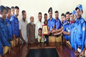 গোয়াইনঘাট প্রেসক্লাবের সম্পাদক কে.এম. লিমনকে গ্রাম পুলিশ বাহিনীর সংবর্ধনা গোয়াইনঘাট প্রেসক্লাবের সম্পাদক কে.এম. লিমনকে গ্রাম পুলিশ বাহিনীর সংবর্ধনা