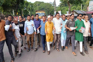 জৈন্তাপুরে ৩১ দফা বাস্তবায়নে হাকিম চৌধুরীর লিফলেট বিতরণ