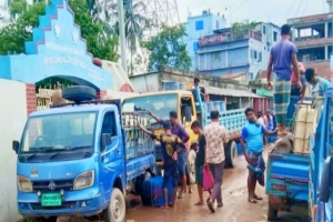 মাধবপুরে স্কুলের সামনে মাছের আড়ত, দু'র্ভোগের শি'কার শিক্ষক-শিক্ষার্থীরা মাধবপুরে স্কুলের সামনে মাছের আড়ত, দু'র্ভোগের শি'কার শিক্ষক-শিক্ষার্থীরা