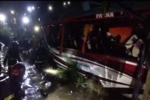 জৈন্তাপুরে বাস নিয়ন্ত্রণ হারিয়ে খালে, আ হ ত অন্তত ২৮