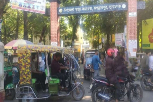 জগন্নাথপুর হাসপাতালের গেটে সবজি ব্যবসায়ী ও অটোরিকশার ভিড়