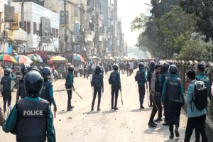 সাইন্স ল্যাব এলাকায় কলেজ শিক্ষার্থীদের সং ঘ র্ষ, পু লি শি টিয়ারশেল