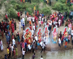 মৌলভীবাজারে প্রতিমা বিসর্জনের মধ্য দিয়ে দুর্গোৎসবের সমাপ্তি