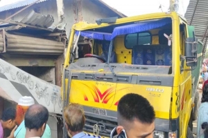 অটোরিকশাকে চাপা দিয়ে শোরুমে ঢুকল ট্রাক, নিহত ২ অটোরিকশাকে চাপা দিয়ে শোরুমে ঢুকল ট্রাক, নিহত ২