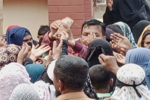 নৌকার প্রচারণা শেষে টাকা বিতরণ করলেন ইউপি চেয়ারম্যান