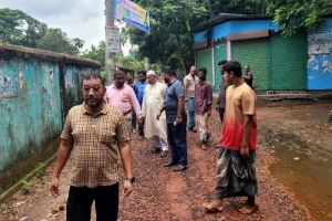 লক্ষ্মীপুরে সড়ক সংস্কারে নিম্নমানের নির্মাণসামগ্রী, কাজ বন্ধের নির্দেশ লক্ষ্মীপুরে সড়ক সংস্কারে নিম্নমানের নির্মাণসামগ্রী, কাজ বন্ধের নির্দেশ