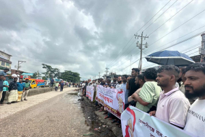 ইউএনও'র বি রু দ্ধে সংবাদ প্রচার, প্র তি বা দে রাস্তায় সহস্রাধিক মানুষ