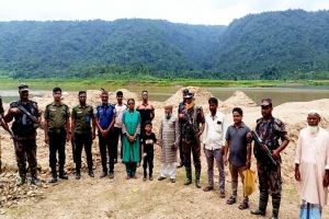 জৈন্তাপুরে চারটি নৌকা ধ্বং'স, ৭ হাজার ঘনফুট বালু জ'ব্দ জৈন্তাপুরে চারটি নৌকা ধ্বং'স, ৭ হাজার ঘনফুট বালু জ'ব্দ