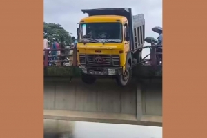 ছাতকে সেতুর রেলিং ভে'ঙে ঝুলে পড়ল ট্রাক
