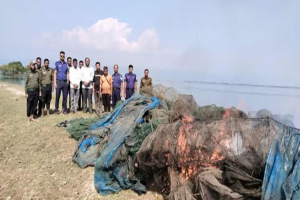 টাঙ্গুয়ার হাওর রক্ষায় প্রশাসনের  অ ভি যা ন:নিষিদ্ধ জাল আ গু নে পুড়ে ধ্বং*স