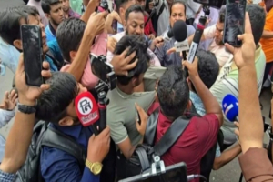 সাংবাদিকের কলার ধরে ঘু*ষি-লা*থি, অ*ভিযুক্ত জা মা য়া ত কর্মীরা সাংবাদিকের কলার ধরে ঘু*ষি-লা*থি, অ*ভিযুক্ত জা মা য়া ত কর্মীরা