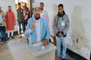 নিজ কেন্দ্রে ভোট দিলেন মোহাম্মদ সেলিম উদ্দিন