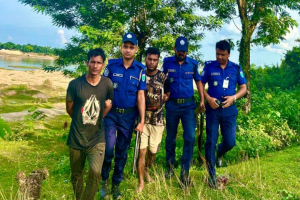 সিলেটের ধলাই সেতুর নিচ থেকে বালু উ ত্তো ল ন, ২ জনকে কা রা দ ণ্ড