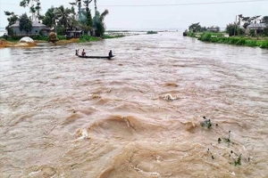 সুনামগঞ্জে পাহাড়ি ঢলে বাড়ছে নদ-নদীর পানি, ফুঁসছে হাওরও 