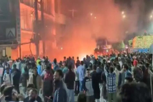 প্রথম আলো ও ডেইলি স্টার ভবনে হা ম লা-ভা ঙ চু র