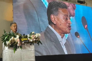 ব্যবসাকে রাজনীতির বাইরে রাখতে হবে : সিলেটে আমির খসরু