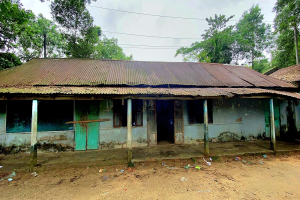 গোলাপগঞ্জে ঝুঁ'কিপূর্ণ কক্ষে পাঠদান, আ'তঙ্কে শিক্ষার্থীরা