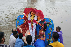 প্রতিমা বিসর্জনের মধ্য দিয়ে শেষ হলো শারদীয় দুর্গাপূজা