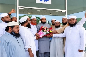 ইউকে জমিয়ত নেতা মাওলানা শামীম আহমদকে বিমানবন্দরে সংবর্ধনা ইউকে জমিয়ত নেতা মাওলানা শামীম আহমদকে বিমানবন্দরে সংবর্ধনা
