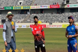খুলনার বিপক্ষে ব্যাটিংয়ে কুমিল্লা