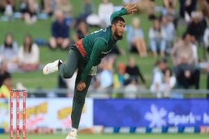 প্রথম বলেই উইকেট পেলেন রিশাদ