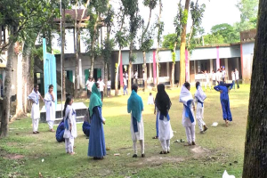 প্রবাসী অভিভাবকের হাতে শিক্ষক লা ঞ্ছি ত