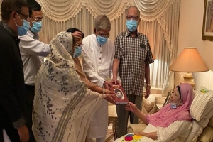 খালেদা জিয়ার জীবনীগ্রন্থ তার হাতে তুলে দিলেন মির্জা ফখরুল
