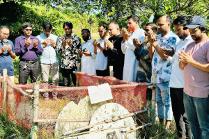 জুলাই-শ*হীদদের ক*বরের পাশে গিয়ে আবেগাপ্লুত অ্যাডভোকেট এমরান