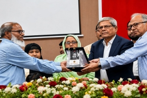 জুলাই শহীদ সাংবাদিক সম্মাননা পেলেন এটিএম তুরাবসহ ৫ সাংবাদিকের পরিবার জুলাই শহীদ সাংবাদিক সম্মাননা পেলেন এটিএম তুরাবসহ ৫ সাংবাদিকের পরিবার