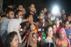 বঙ্গভবনের বিলাসিতা ছেড়ে নিজের পথ দেখুন : রাষ্ট্রপতিকে হাসনাত