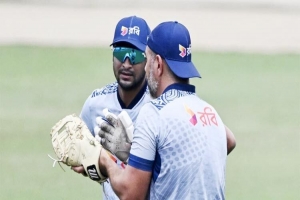 সাকিবের জন্য জায়গা ছাড়তে হবে কাকে