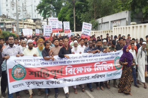 ভাত দে, কাজ দে, নইলে হকার বসতে দে’
