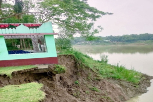 গোলাপগঞ্জে কুশিয়ারার ভাঙন  বিলীন হওয়ার পথে  শতবর্ষী মাজার